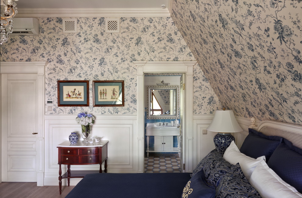 На фото: спальня в классическом стиле с паркетным полом среднего тона и разноцветными стенами с