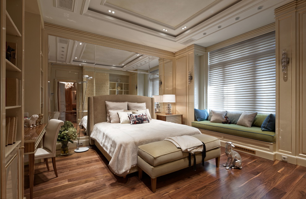 Exempel på ett klassiskt sovrum, med mellanmörkt trägolv och brunt golv