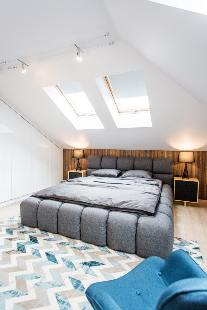 Стильный дизайн: спальня в современном стиле с белыми стенами, светлым паркетным полом, бежевым полом и кроватью в нише - последний тренд