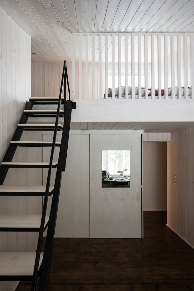 На фото: спальня среднего размера на антресоли в современном стиле с белыми стенами, темным паркетным полом и черным полом
