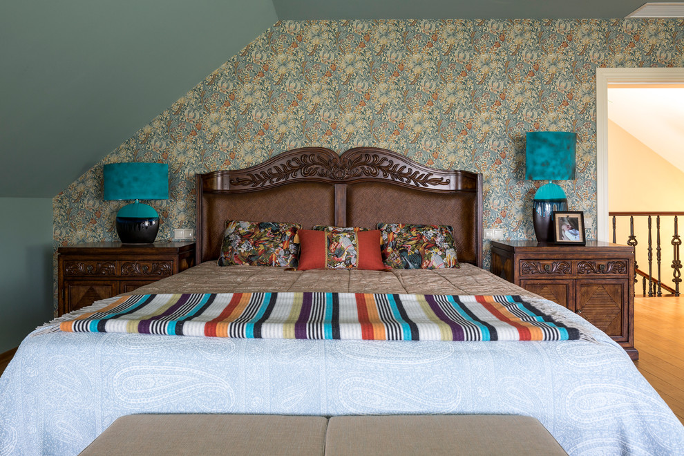 Imagen de dormitorio principal tradicional con paredes azules