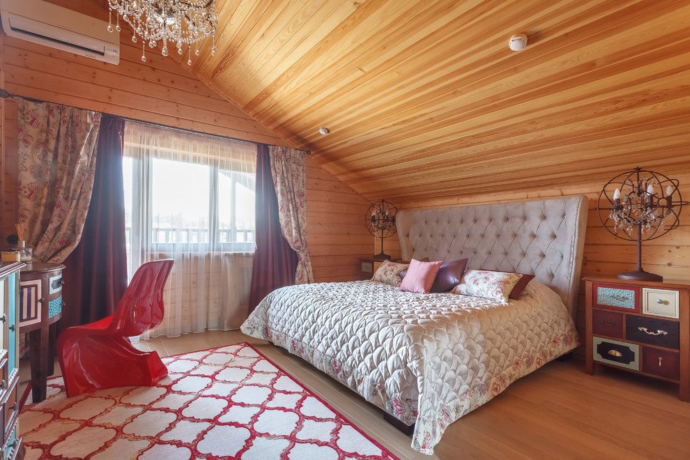 Идея дизайна: спальня на мансарде в стиле фьюжн с коричневыми стенами, паркетным полом среднего тона, коричневым полом, потолком из вагонки и деревянными стенами
