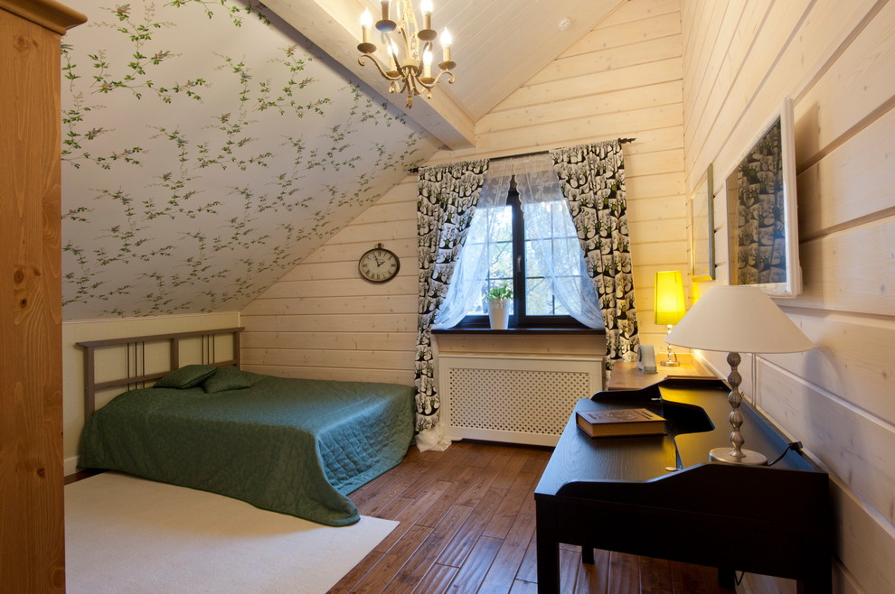 Diseño de dormitorio campestre con paredes beige y suelo de madera en tonos medios