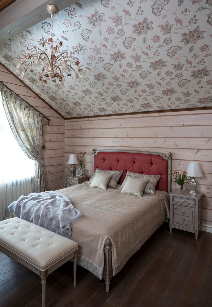 他の地域にある小さなカントリー風のおしゃれな寝室 (ベージュの壁、濃色無垢フローリング、勾配天井)