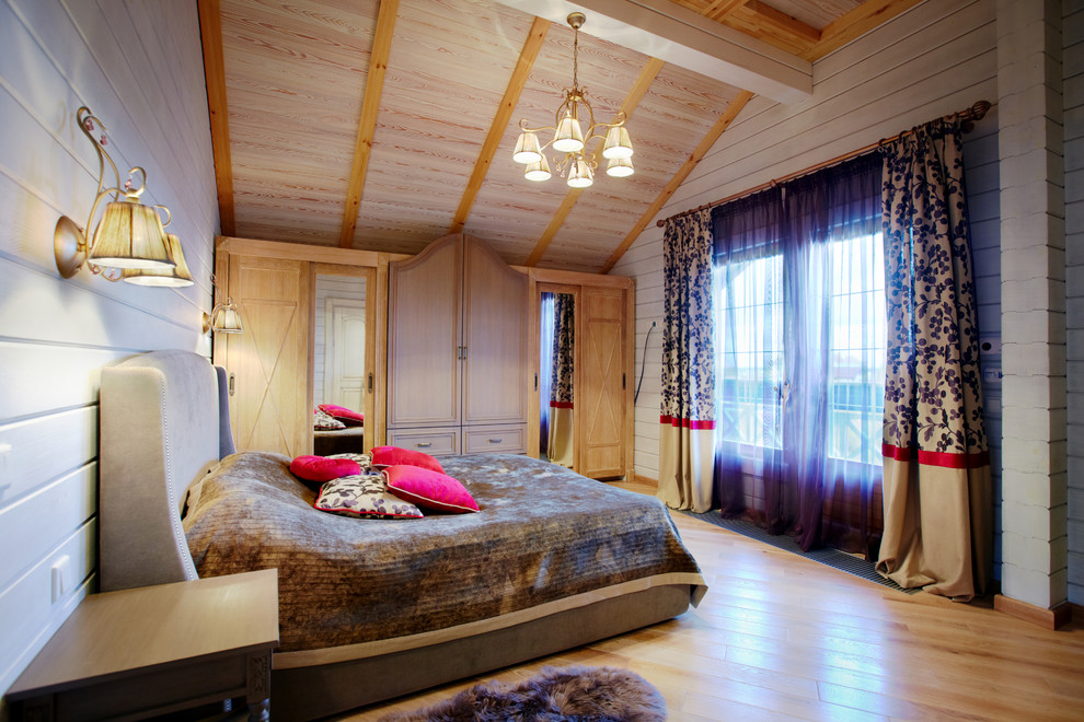 Стильный дизайн: большая хозяйская спальня в стиле неоклассика (современная классика) с серыми стенами, светлым паркетным полом и коричневым полом - последний тренд