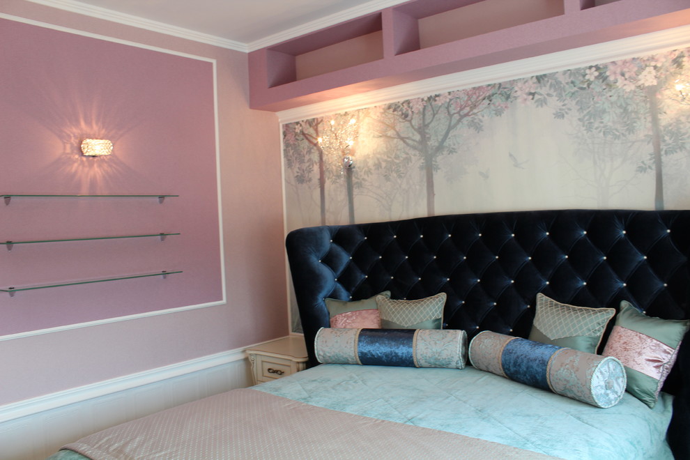 Diseño de habitación de invitados clásica renovada de tamaño medio con paredes rosas, suelo laminado y suelo marrón