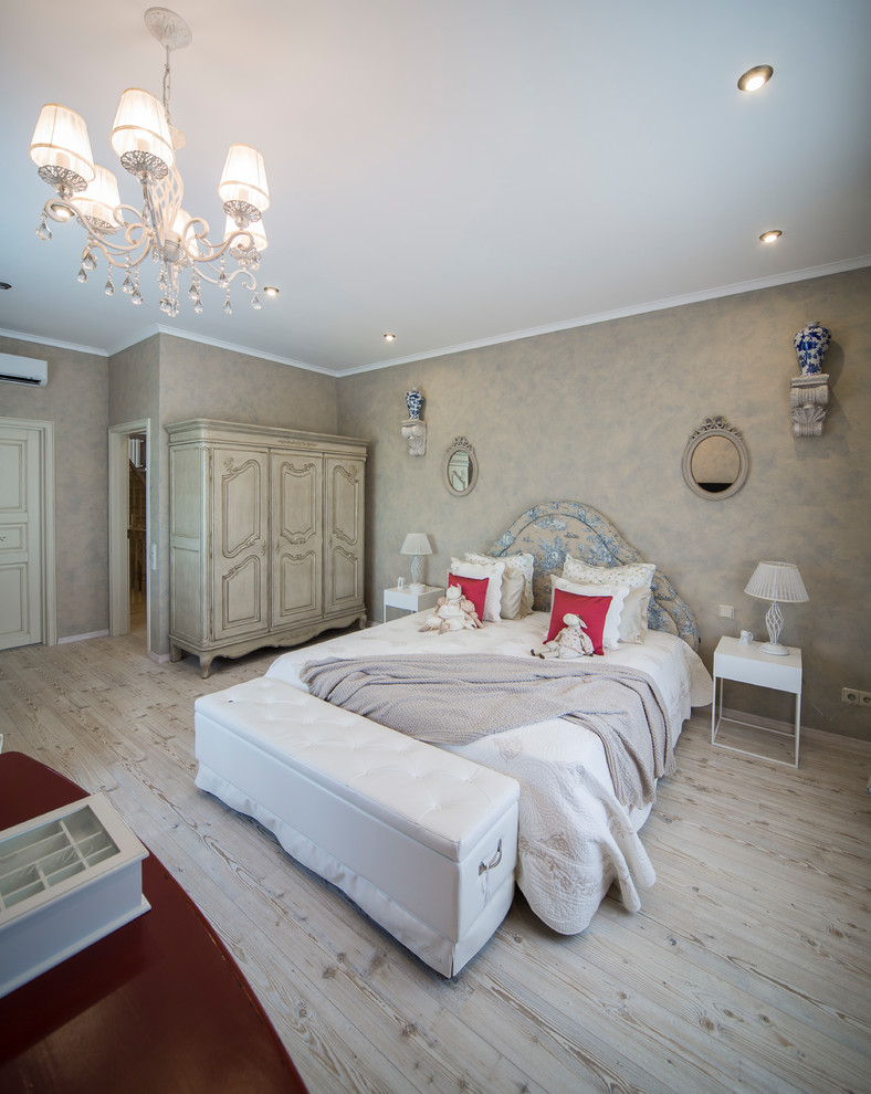Идея дизайна: хозяйская спальня среднего размера в стиле неоклассика (современная классика) с бежевыми стенами, полом из ламината и бежевым полом