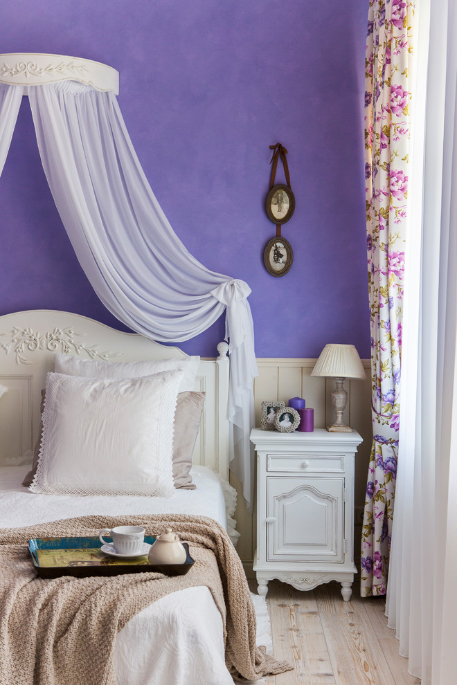 モスクワにある中くらいなトラディショナルスタイルのおしゃれな主寝室 (紫の壁、ラミネートの床、ベージュの床)