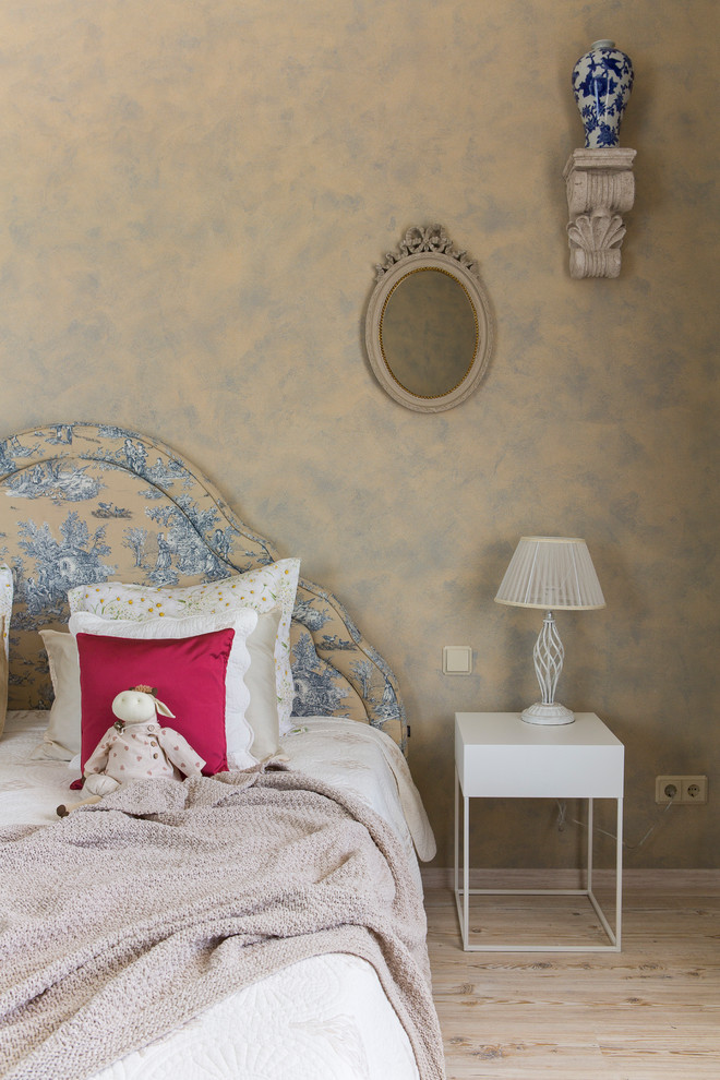 Imagen de dormitorio principal clásico renovado de tamaño medio sin chimenea con paredes beige, suelo laminado y suelo beige