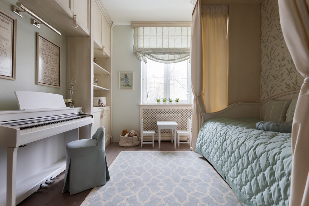 Esempio di una camera da letto classica di medie dimensioni con pareti beige, pavimento in legno massello medio e pavimento grigio