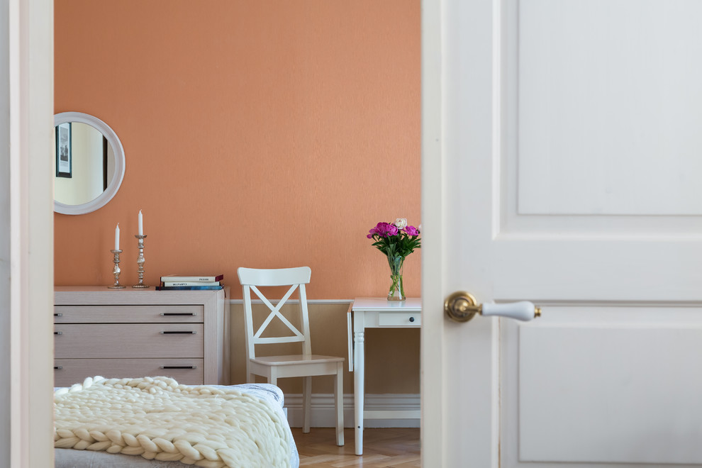 На фото: гостевая спальня среднего размера, (комната для гостей) с оранжевыми стенами и паркетным полом среднего тона без камина