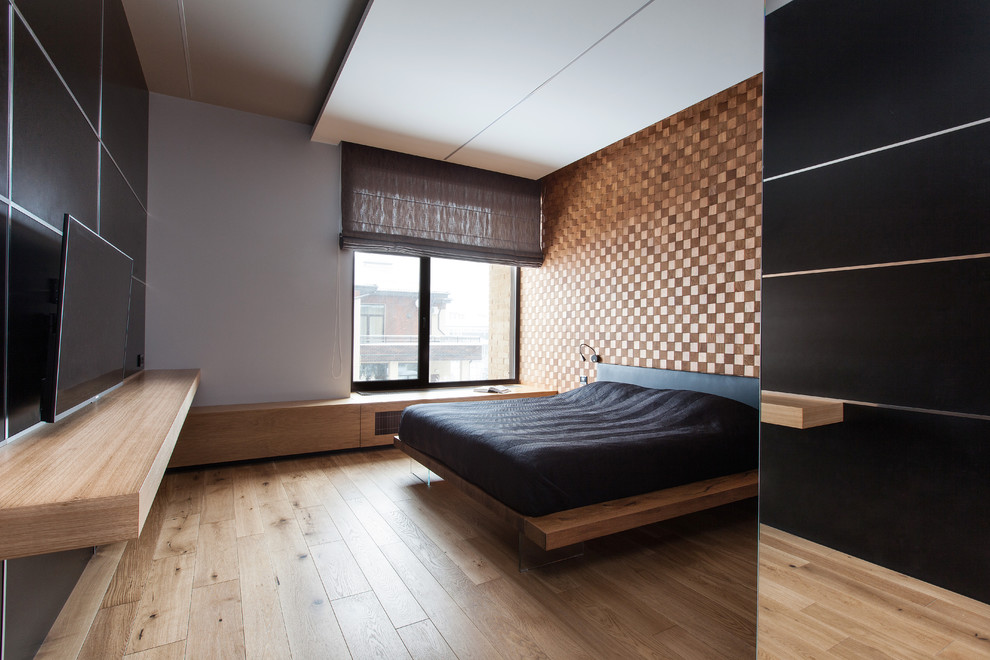 Источник вдохновения для домашнего уюта: хозяйская спальня среднего размера в современном стиле с разноцветными стенами, светлым паркетным полом и бежевым полом без камина