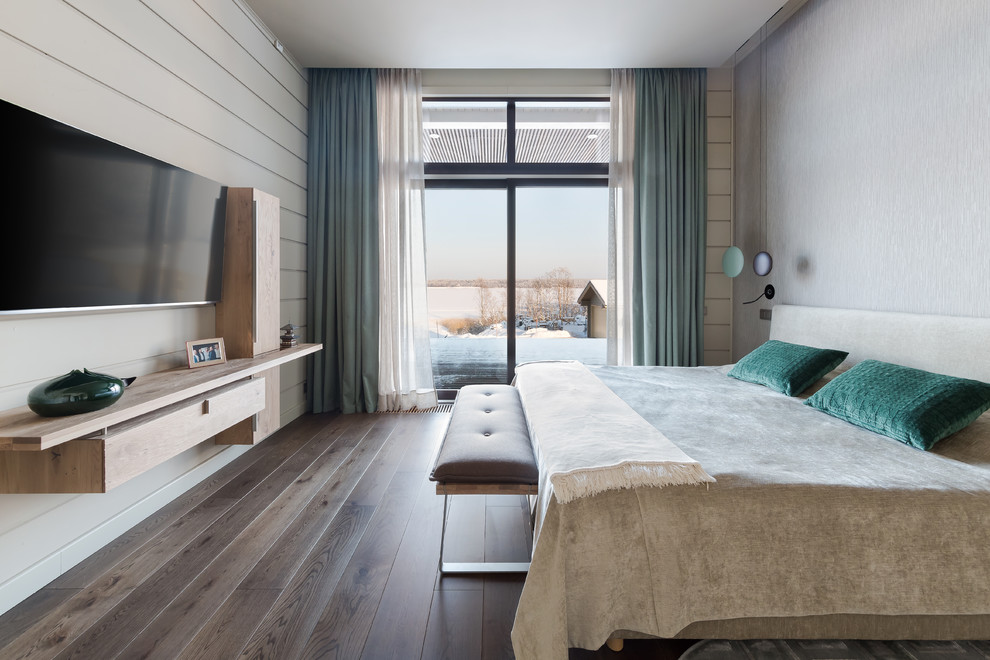 Стильный дизайн: хозяйская спальня среднего размера с бежевыми стенами и паркетным полом среднего тона без камина - последний тренд