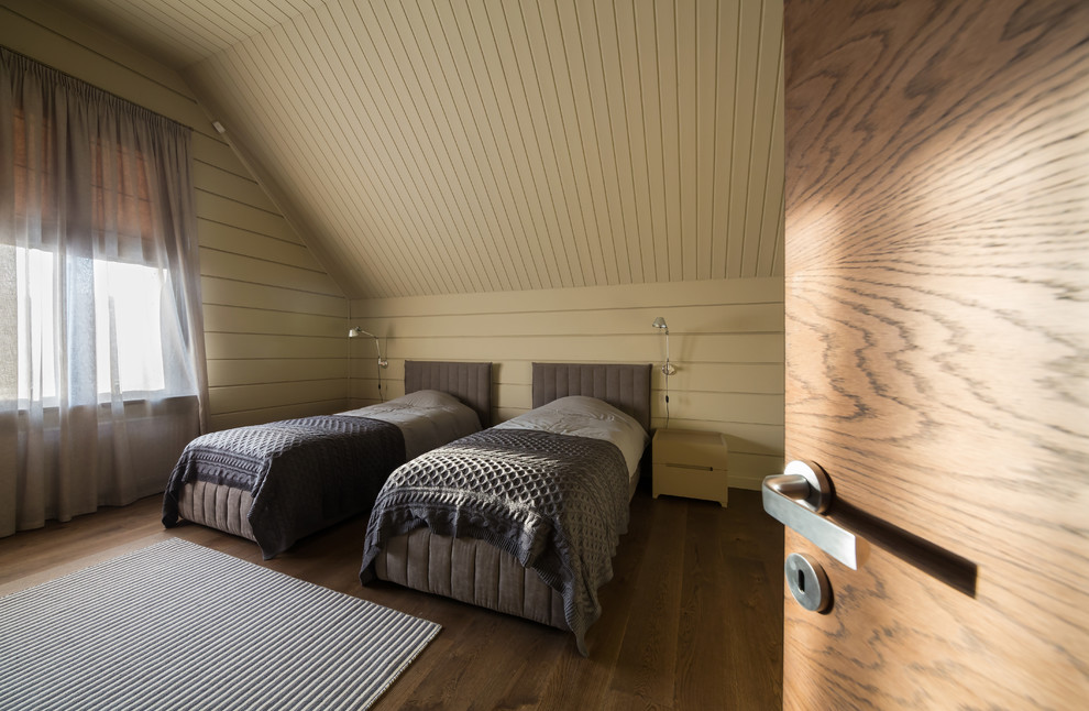 Источник вдохновения для домашнего уюта: гостевая спальня среднего размера, (комната для гостей) с бежевыми стенами и паркетным полом среднего тона без камина