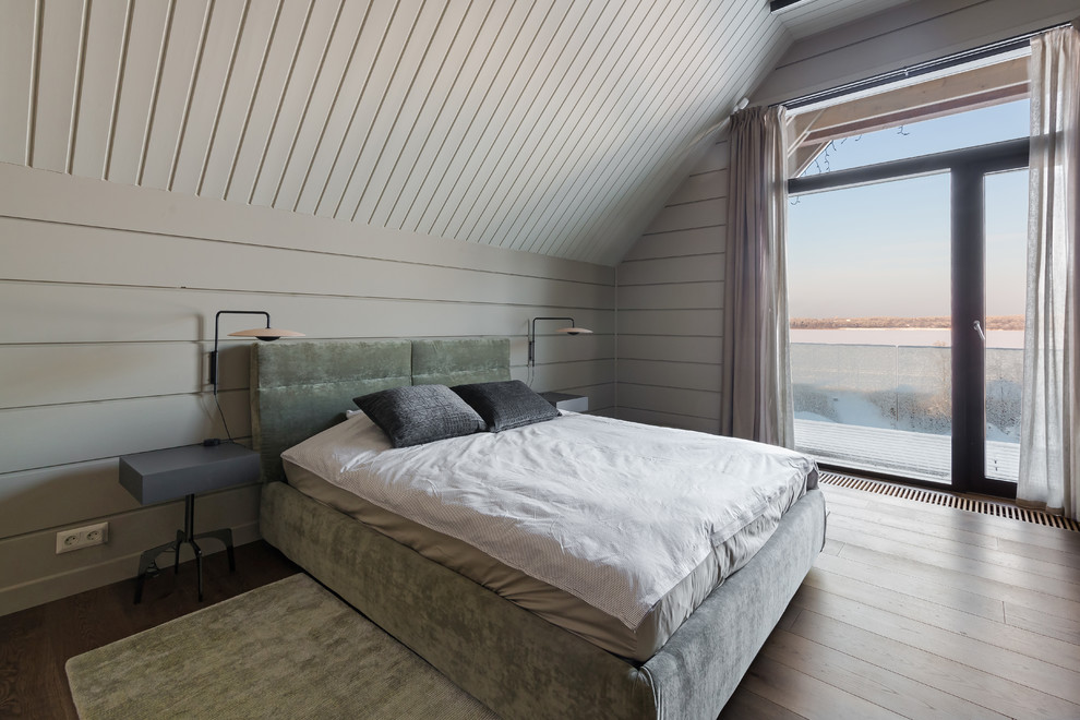 Свежая идея для дизайна: спальня среднего размера с бежевыми стенами и паркетным полом среднего тона без камина - отличное фото интерьера