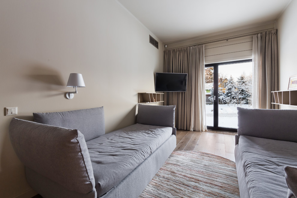 Свежая идея для дизайна: гостевая спальня среднего размера, (комната для гостей) с бежевыми стенами и паркетным полом среднего тона без камина - отличное фото интерьера