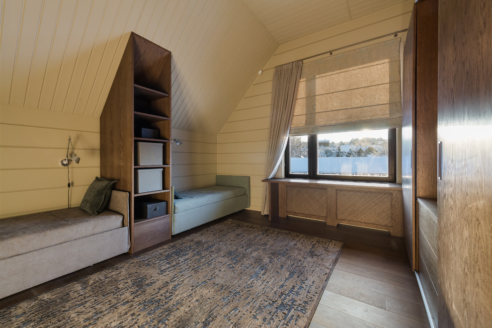 На фото: гостевая спальня среднего размера, (комната для гостей) с бежевыми стенами и паркетным полом среднего тона без камина с