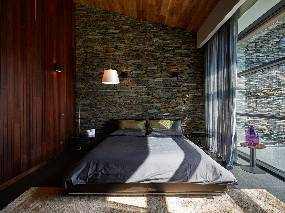 Пример оригинального дизайна: гостевая спальня среднего размера, (комната для гостей) в современном стиле с коричневыми стенами, полом из керамогранита и акцентной стеной без камина