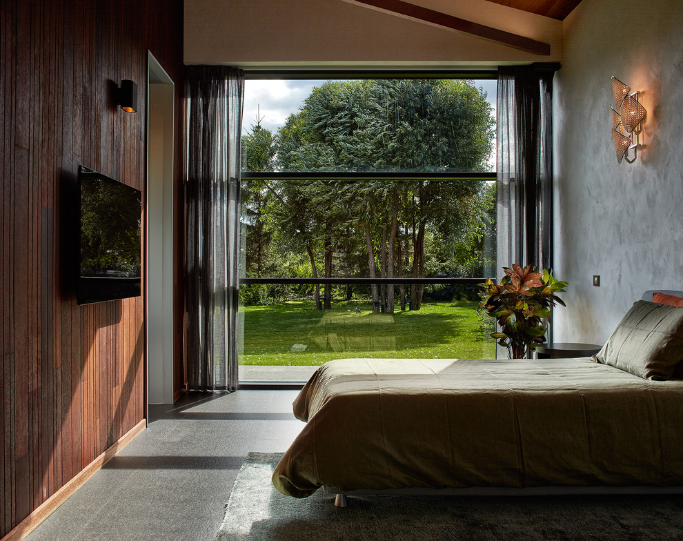 На фото: гостевая спальня среднего размера, (комната для гостей) в современном стиле с коричневыми стенами, полом из керамогранита и акцентной стеной без камина с