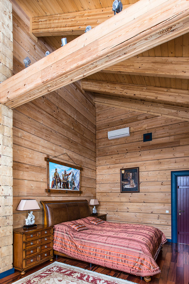 Imagen de dormitorio de estilo de casa de campo con suelo de madera oscura y paredes marrones