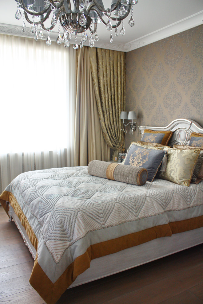 На фото: хозяйская спальня среднего размера в стиле неоклассика (современная классика) с коричневыми стенами, паркетным полом среднего тона и коричневым полом с