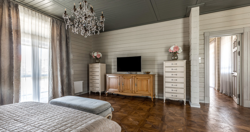 Пример оригинального дизайна: большая хозяйская спальня в стиле неоклассика (современная классика) с серыми стенами, паркетным полом среднего тона и коричневым полом