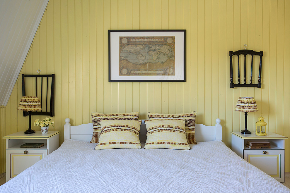 Landhausstil Schlafzimmer im Dachboden mit gelber Wandfarbe in Moskau