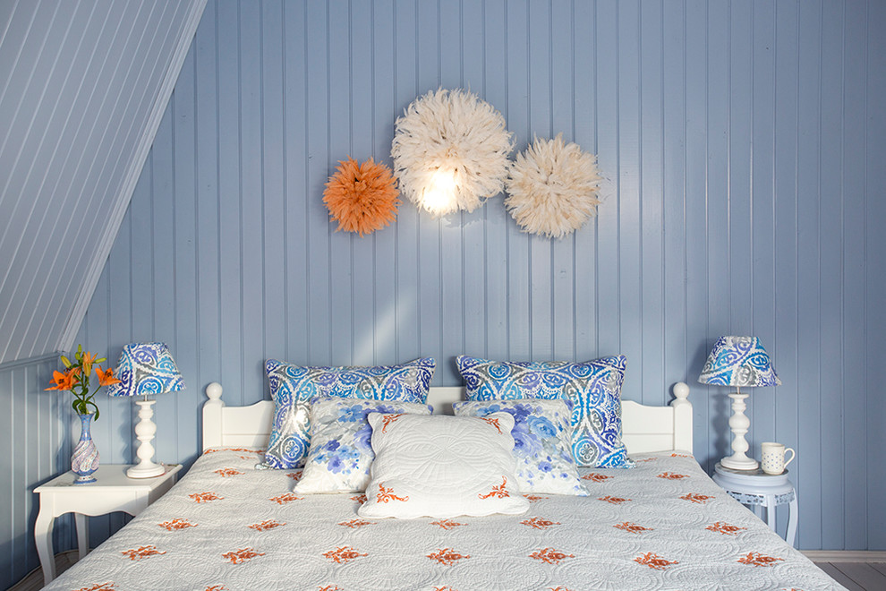Foto di una camera da letto stile shabby con pareti blu