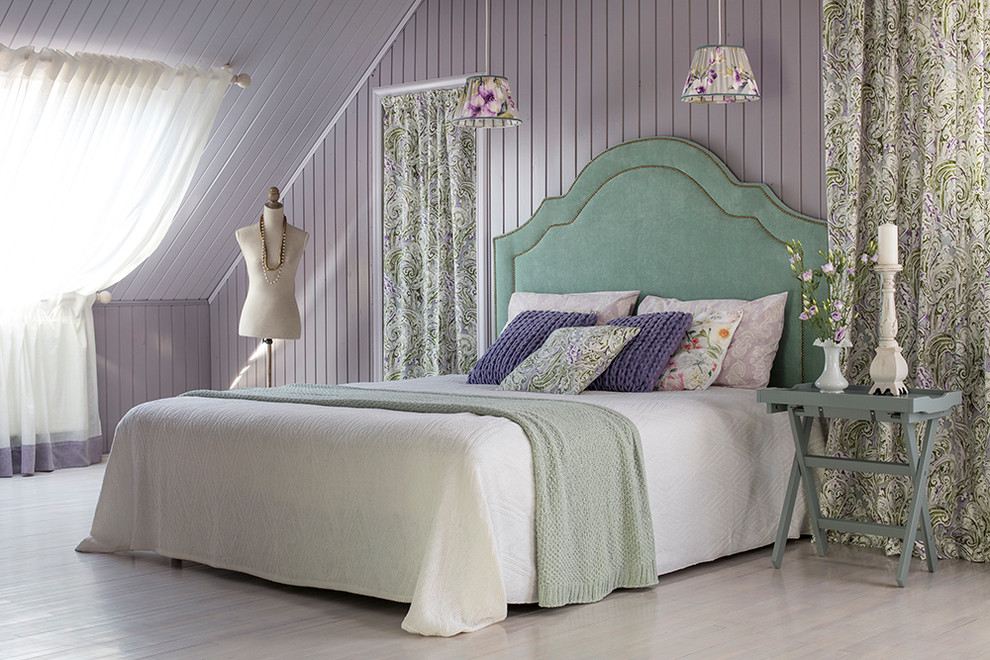 Modelo de dormitorio principal actual con suelo de madera pintada y paredes púrpuras