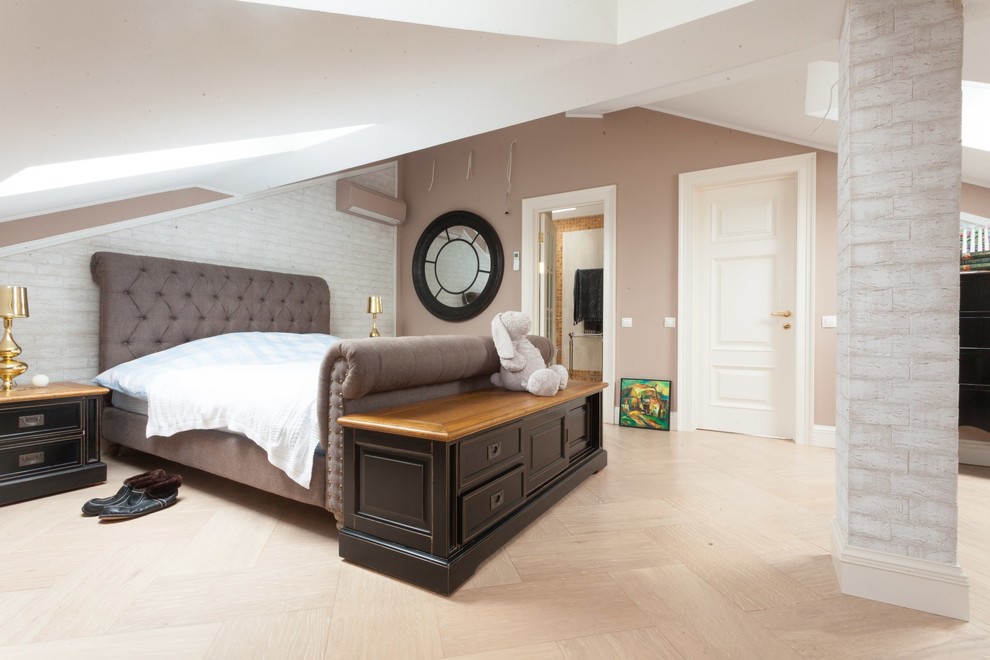 Modelo de dormitorio principal clásico sin chimenea con paredes beige y suelo de madera clara