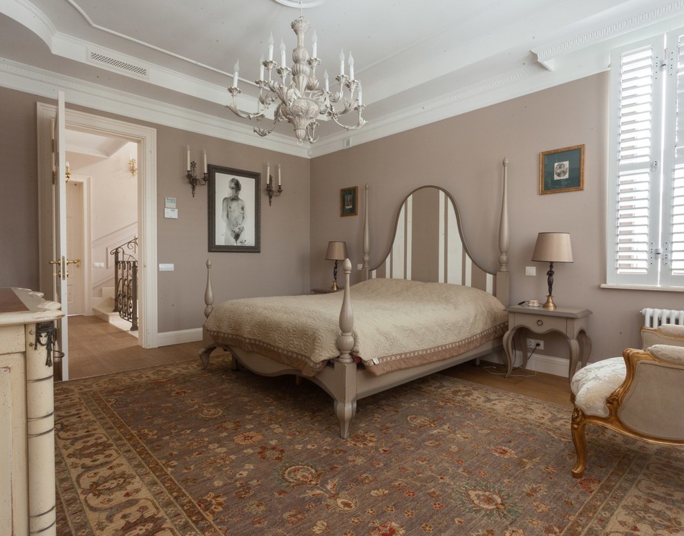 На фото: хозяйская спальня в классическом стиле с бежевыми стенами и ковровым покрытием без камина