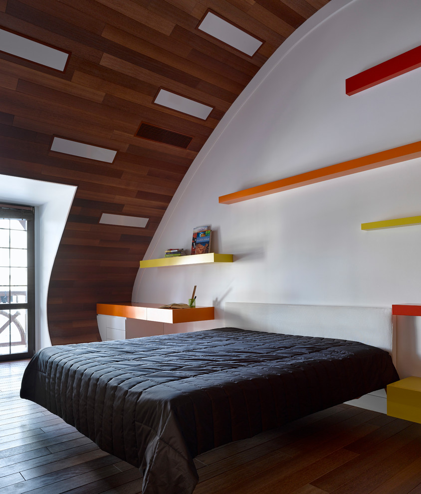 Inspiration pour une chambre design avec un mur blanc, parquet foncé et un sol marron.