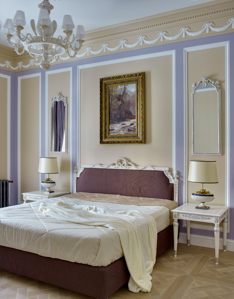 Foto di una camera da letto classica con parquet chiaro