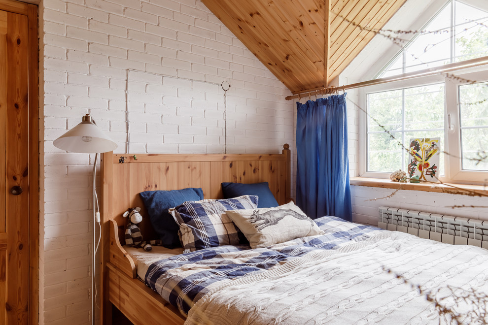 На фото: хозяйская спальня: освещение в стиле кантри с белыми стенами с