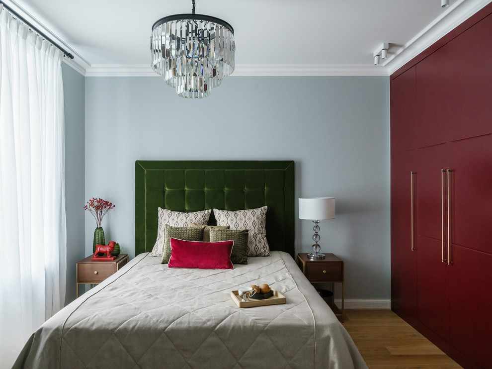 Идея дизайна: хозяйская спальня в современном стиле с синими стенами и паркетным полом среднего тона
