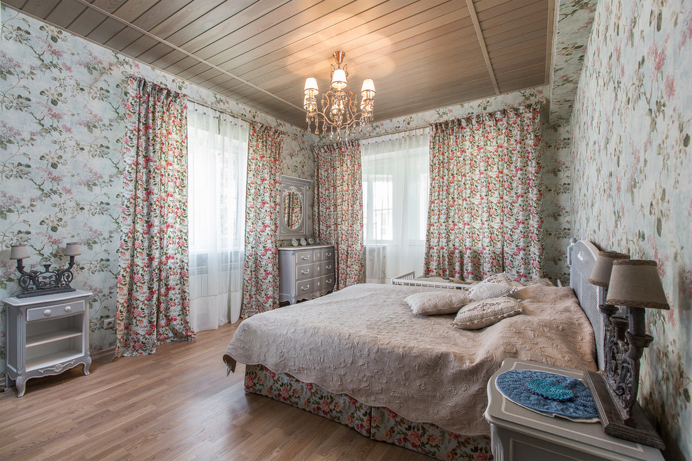На фото: хозяйская спальня в классическом стиле с светлым паркетным полом с