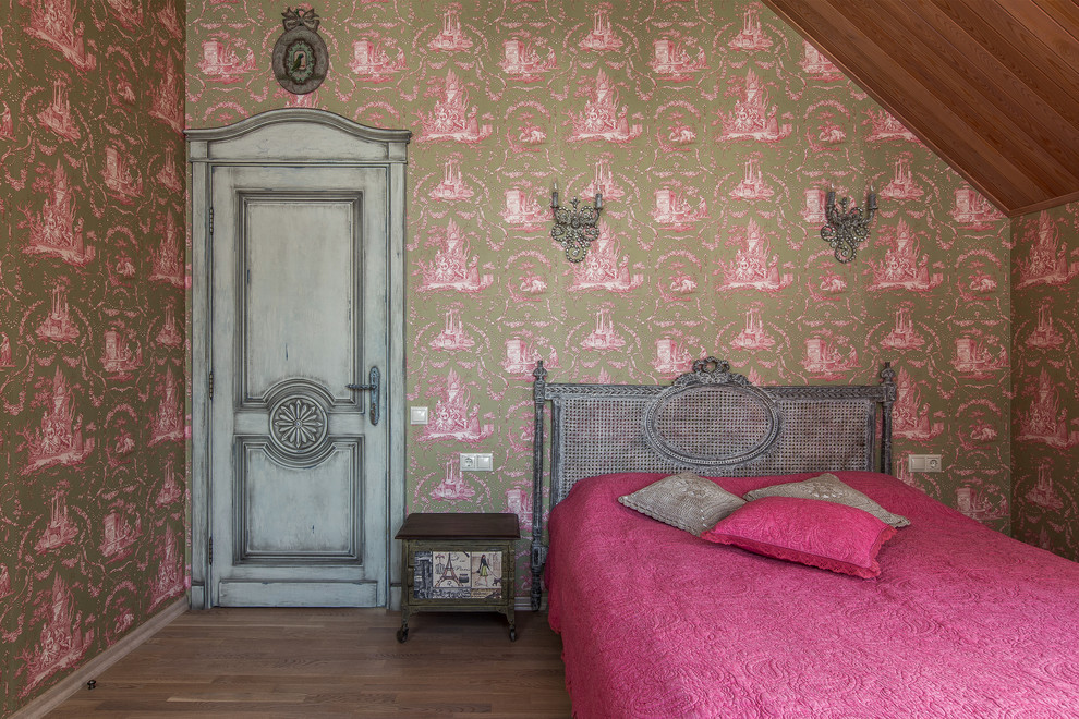 Immagine di una camera matrimoniale shabby-chic style con parquet chiaro