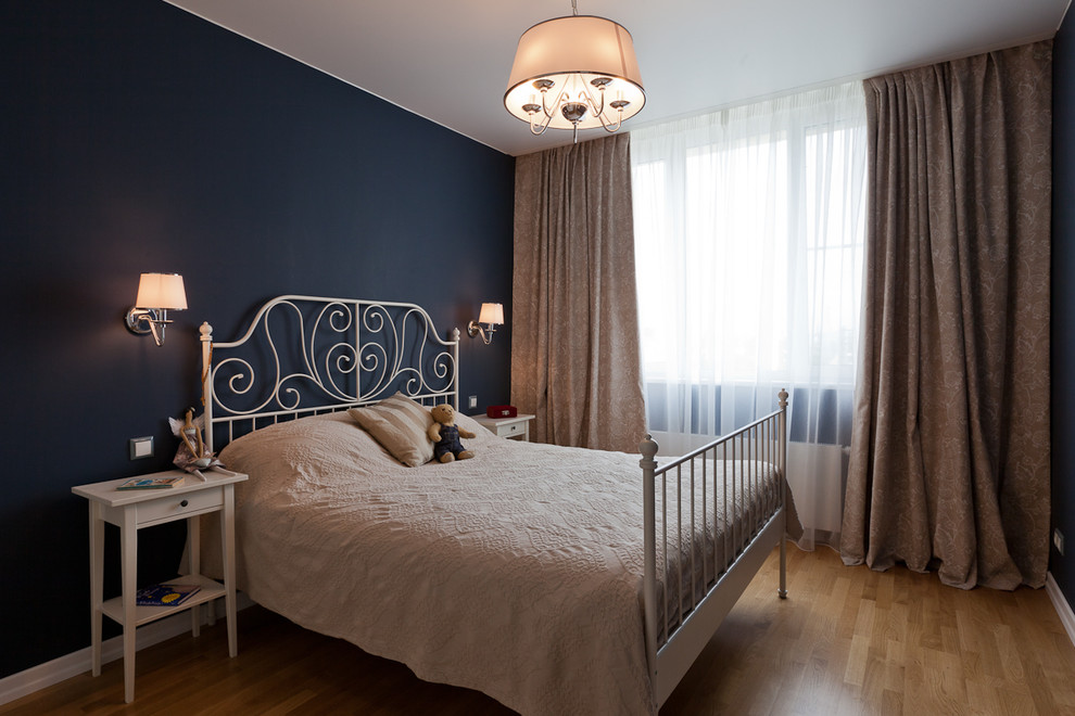 サンクトペテルブルクにある中くらいなコンテンポラリースタイルのおしゃれな主寝室 (青い壁、無垢フローリング) のインテリア
