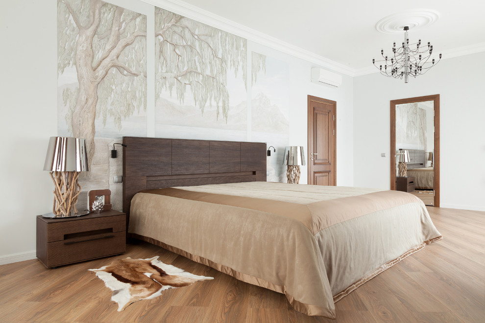 Modernes Schlafzimmer mit weißer Wandfarbe und braunem Holzboden in Moskau