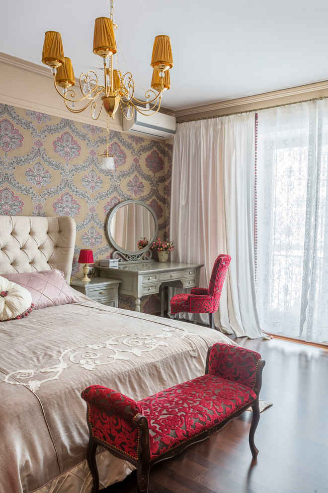 Свежая идея для дизайна: хозяйская спальня среднего размера в стиле неоклассика (современная классика) с разноцветными стенами, темным паркетным полом и коричневым полом - отличное фото интерьера