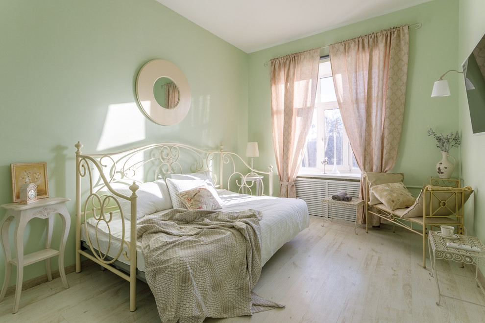 Идея дизайна: хозяйская спальня в стиле шебби-шик с зелеными стенами и бежевым полом