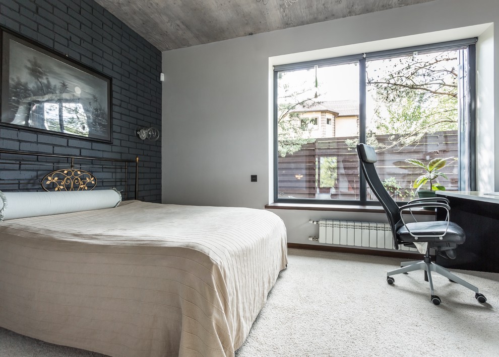 На фото: хозяйская спальня в современном стиле с серыми стенами, ковровым покрытием и бежевым полом