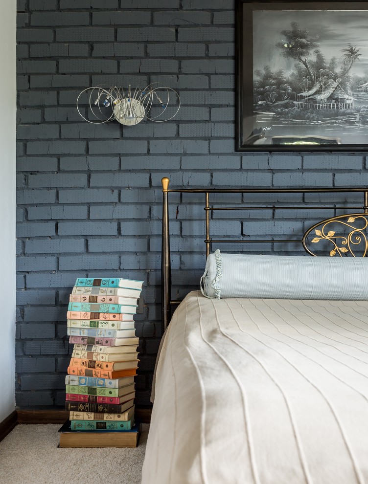 Источник вдохновения для домашнего уюта: хозяйская спальня в стиле лофт с серыми стенами, ковровым покрытием и бежевым полом