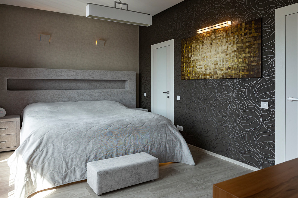 Свежая идея для дизайна: хозяйская спальня среднего размера в современном стиле с коричневыми стенами, полом из ламината и серым полом - отличное фото интерьера