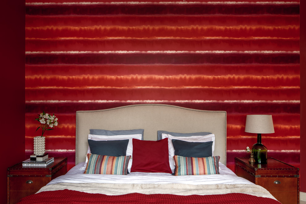 Свежая идея для дизайна: хозяйская спальня среднего размера в стиле фьюжн с красными стенами - отличное фото интерьера