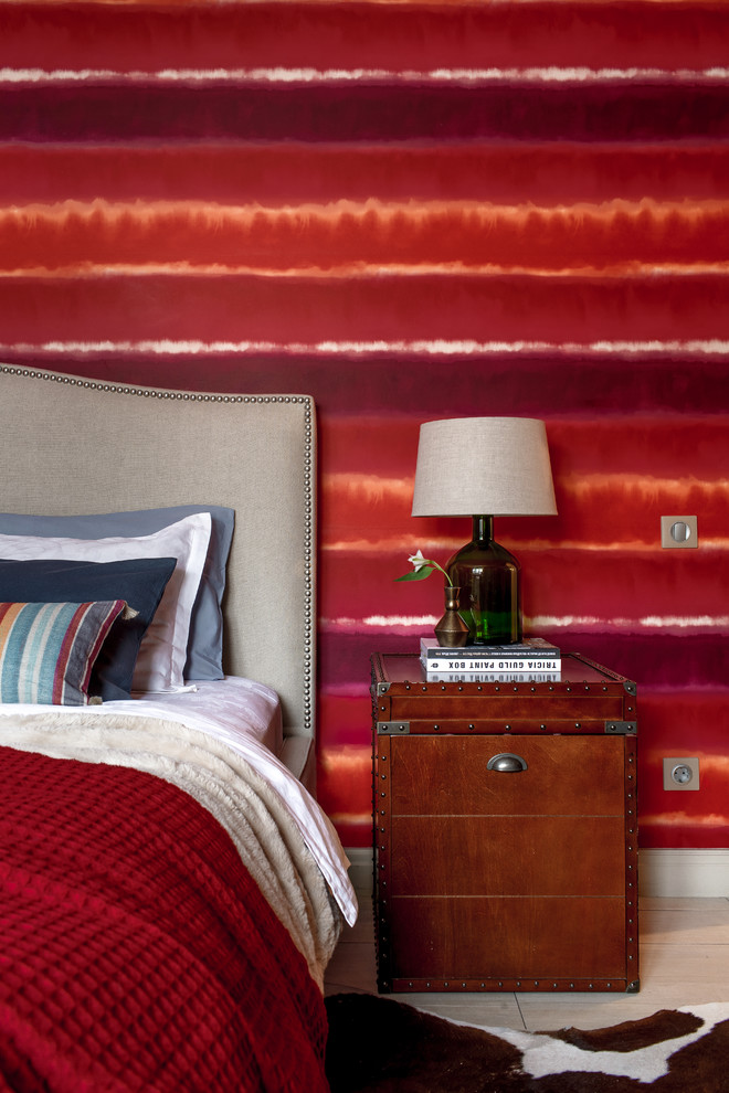 Идея дизайна: хозяйская спальня среднего размера в стиле фьюжн с красными стенами, полом из керамогранита и бежевым полом