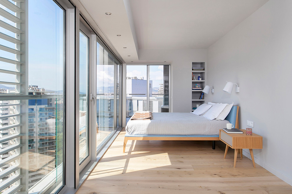 Kleines Modernes Hauptschlafzimmer mit grauer Wandfarbe, hellem Holzboden und beigem Boden in Barcelona