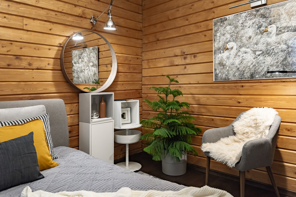 Foto de habitación de invitados actual de tamaño medio con paredes beige, suelo de madera en tonos medios y suelo marrón
