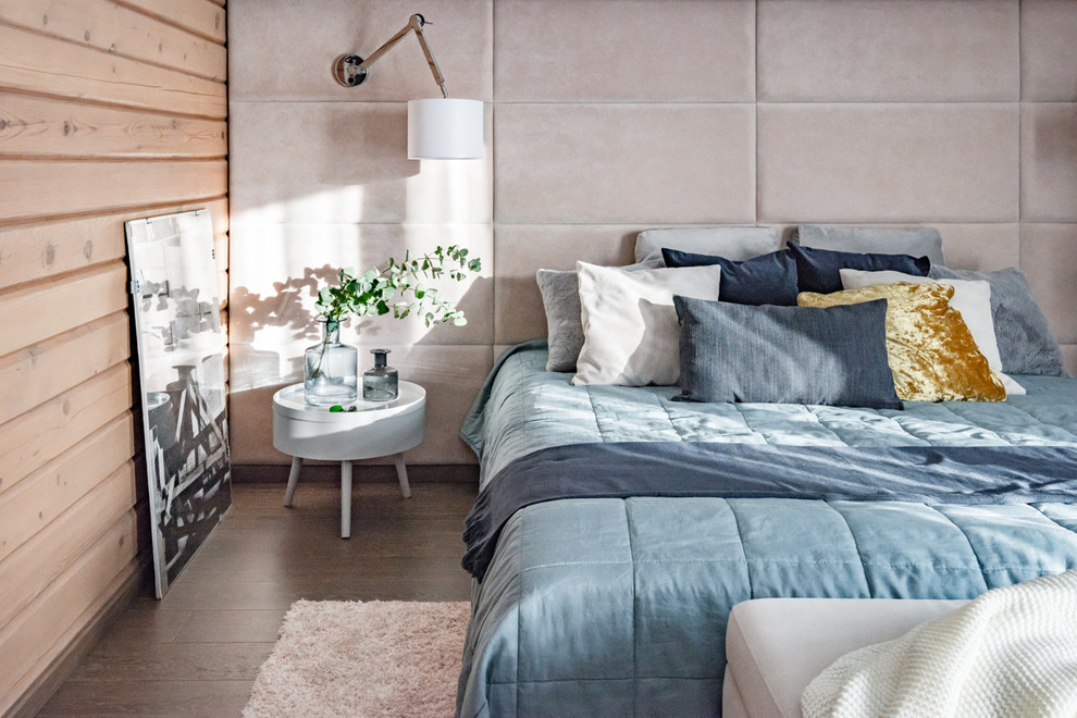 他の地域にある中くらいなコンテンポラリースタイルのおしゃれな主寝室 (ベージュの壁、無垢フローリング、茶色い床) のレイアウト
