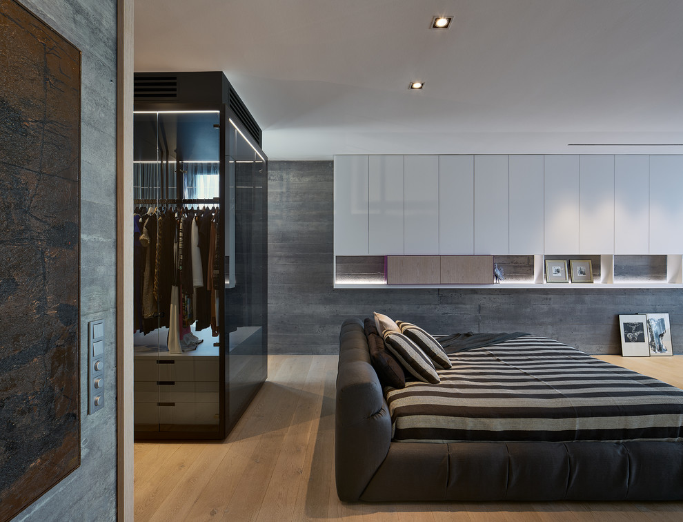 Mittelgroßes Modernes Hauptschlafzimmer mit grauer Wandfarbe, hellem Holzboden und beigem Boden in Jekaterinburg